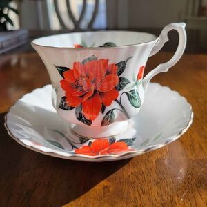 🌹 Royal Albert Bone China Teacup & Saucer – Red Floral, made in England